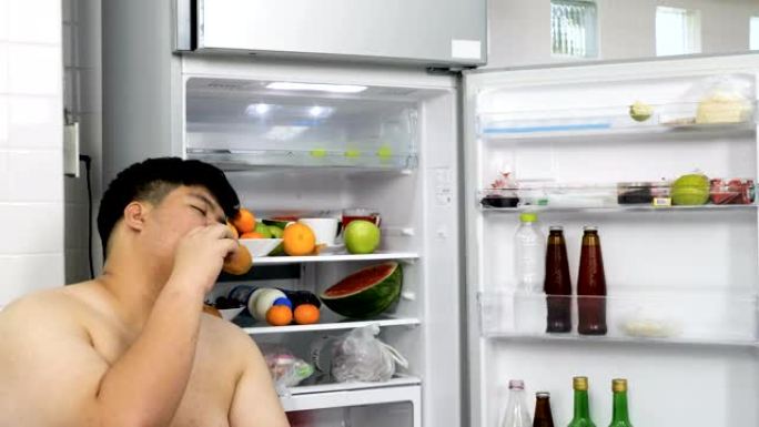 大个子男人睡在冰箱旁边。