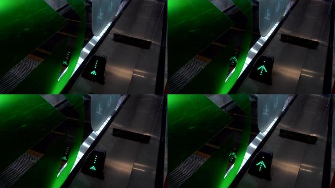 自动扶梯上的动画绿色箭头下降。