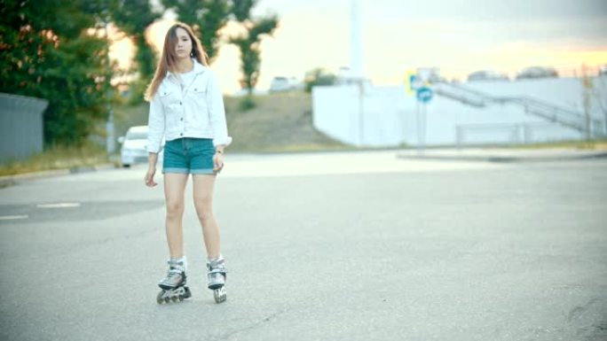一个穿着旱冰鞋的少女在路上溜冰。