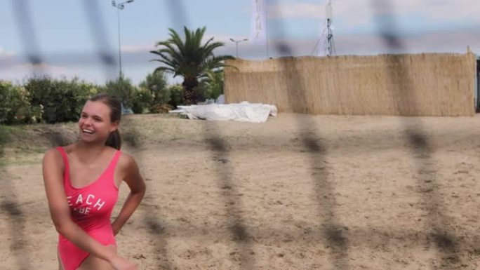 十几岁的女孩在暑假玩沙滩凌空抽射