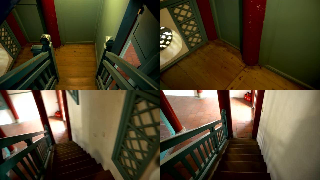 在历史悠久的房屋中沿着狭窄的木制楼梯间行走