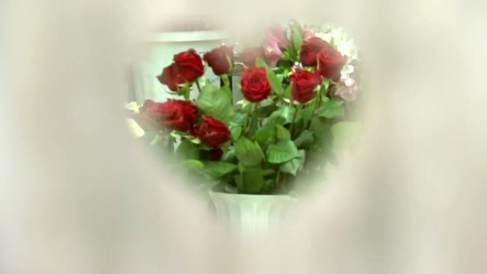 一束红玫瑰穿过心脏，一束最爱