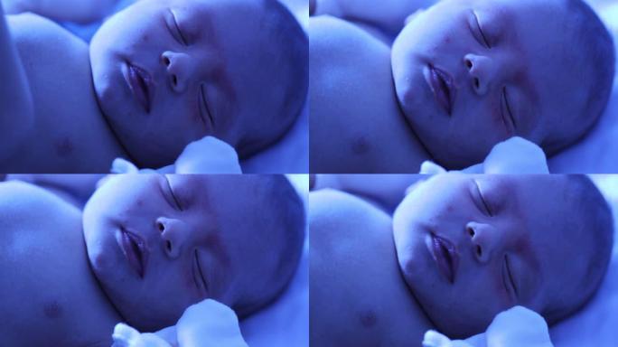 新生婴儿婴儿在光疗灯下的第一天