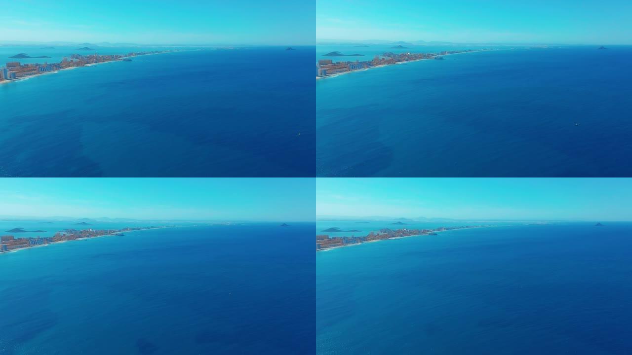 鸟瞰图。飞越美丽的岛屿，长吐拉曼加，西班牙，美丽的蔚蓝的海洋和丘陵