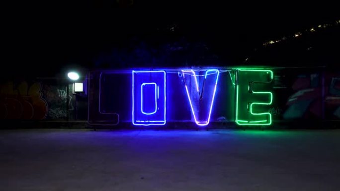闪烁的霓虹灯爱情标志。
