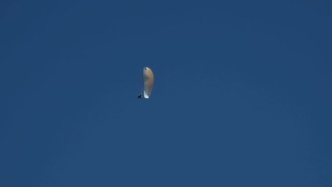在西班牙布拉瓦海岸的蓝天上，用马达滑翔伞