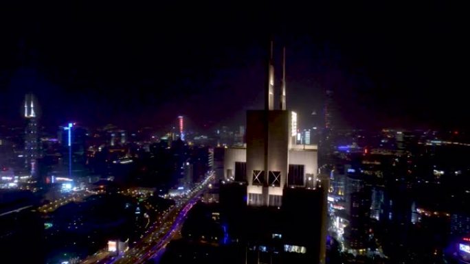 以陆家嘴为背景的人民广场绕着K11大楼盘旋。