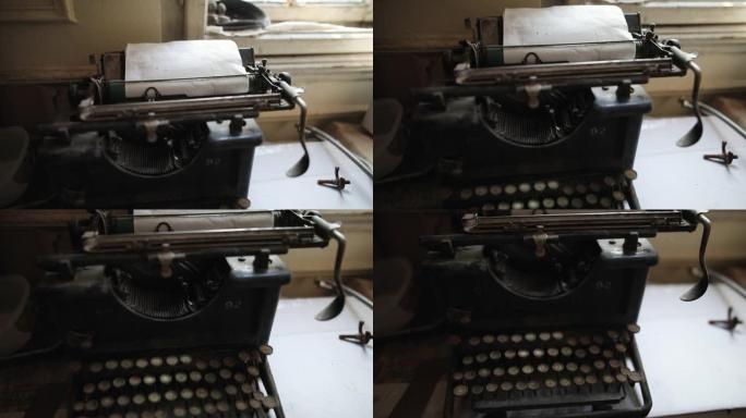 复古书桌上的复古打字机