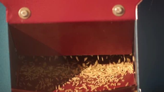 碾米过程中使用的大米加工设备的倾斜摄像头，橡胶辊剥壳机摩擦干净的稻谷。