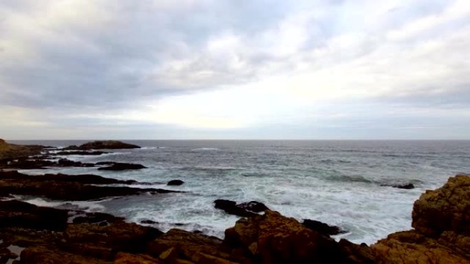 海浪冲向天空的岩石海岸