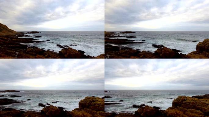 海浪冲向天空的岩石海岸