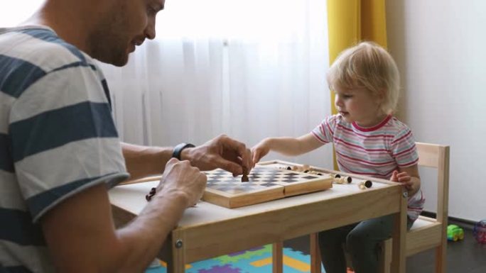 父亲在家教孩子下棋