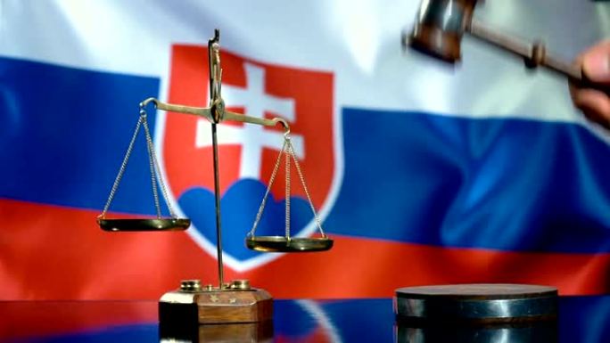 平衡和木槌与斯洛伐克国旗