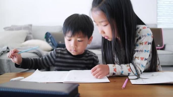 年轻的日本姐姐帮助哥哥做作业