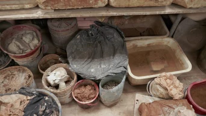 陶器。下班后的痕迹。用于制作菜肴的粘土