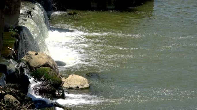 大坝水域形成的瀑布