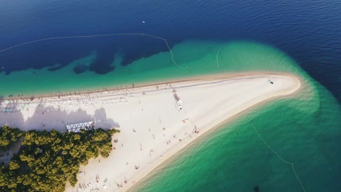 克罗地亚布拉克岛波尔兹拉特尼拉特的空中俯视图。