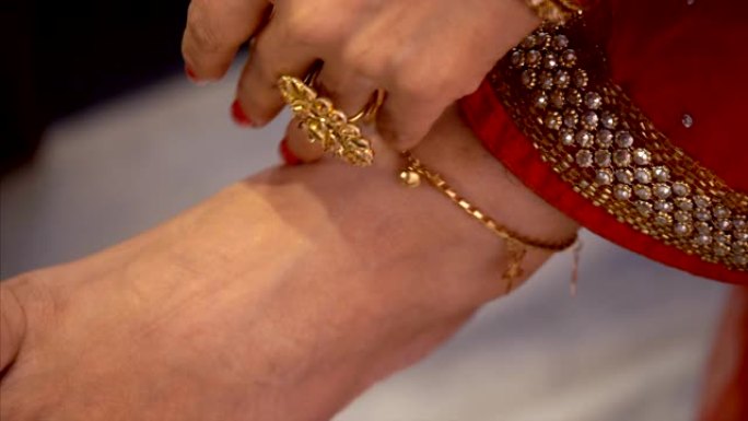 印度妇女穿着漂亮的payal/脚链