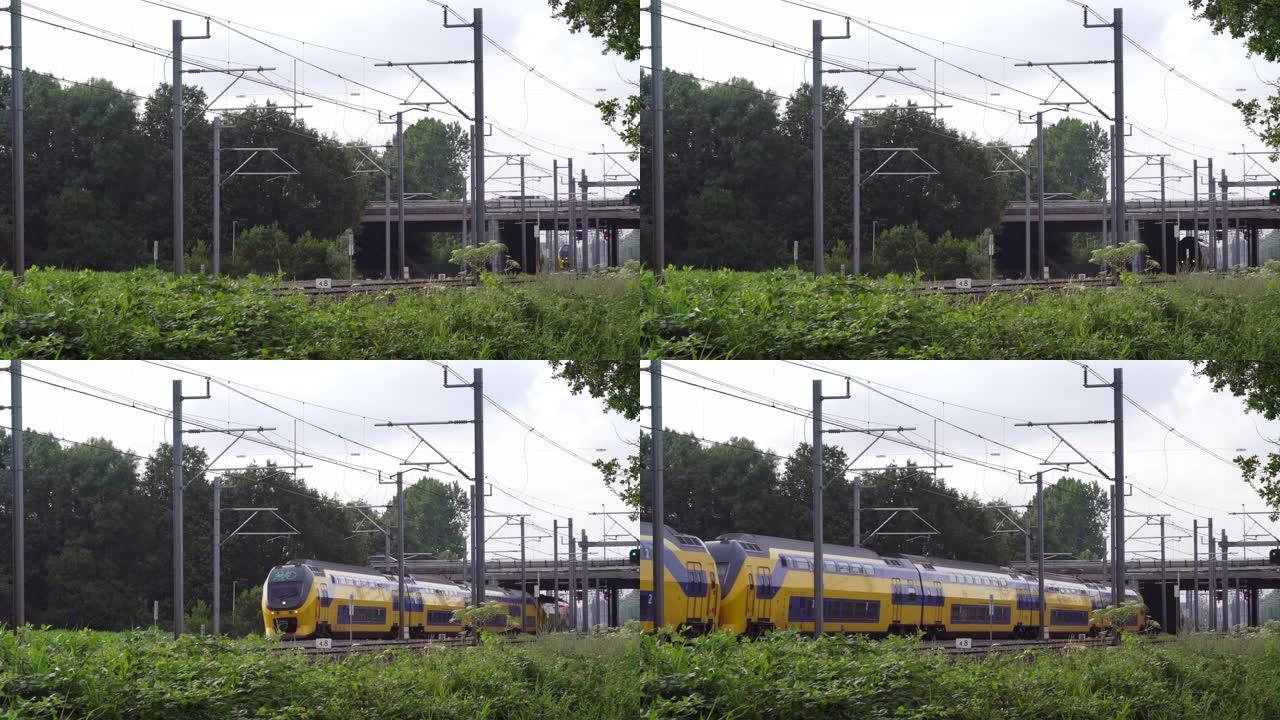 荷兰双层火车通过