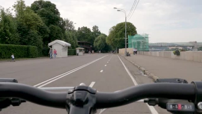 自行车车把在阴暗的地方沿着道路行驶