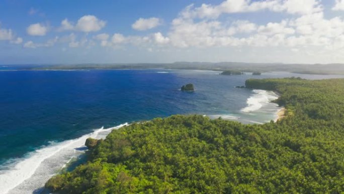 鸟瞰图热带海滩岛和海湾泻湖，Siargao。热带景观丘陵和山岩与雨林棕榈。