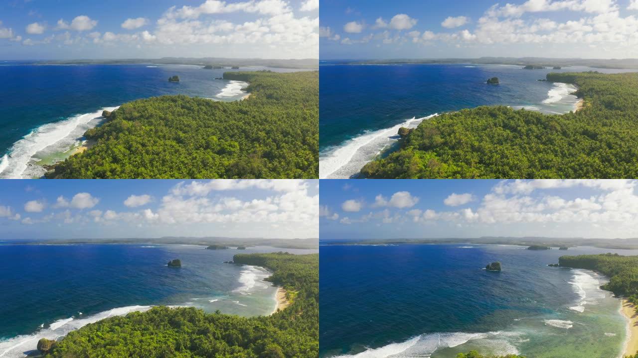 鸟瞰图热带海滩岛和海湾泻湖，Siargao。热带景观丘陵和山岩与雨林棕榈。