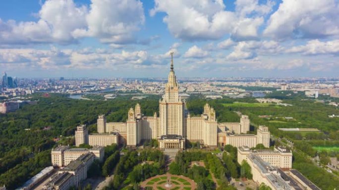 莫斯科国立大学和晴天的城市天际线。俄罗斯。鸟瞰图