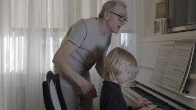 祖父教孙子弹钢琴