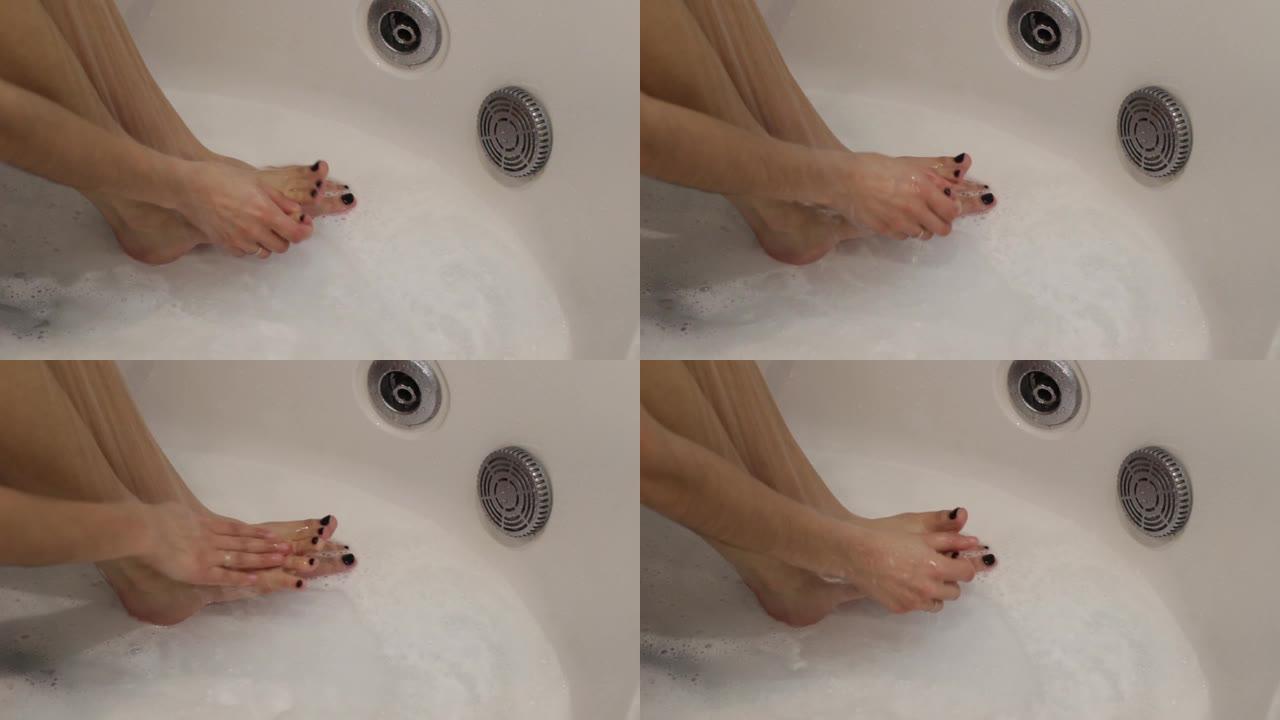年轻女子在淋浴时挠脚
