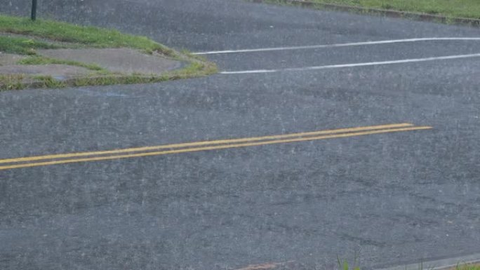 夏季暴雨落在柏油路上雷雨街景