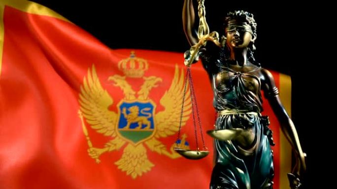 带有黑山国旗的正义雕像
