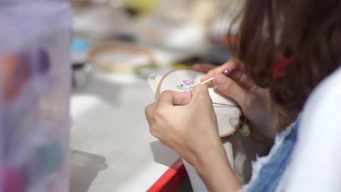 手环上缝制刺绣手工。