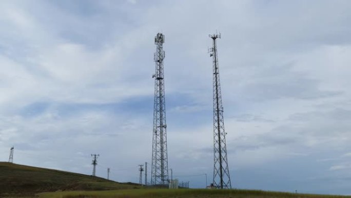 两个电话基站塔，大信号基站，