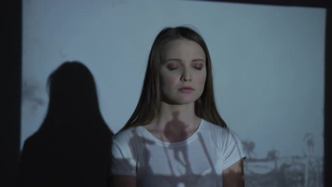 战争视频投射到一个女人的脸上