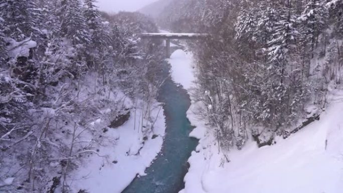 日本北海道冬季雪季白重瀑布景观