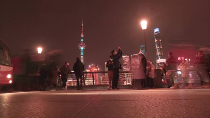 上海外滩游客游玩人流延时夜景视频素材