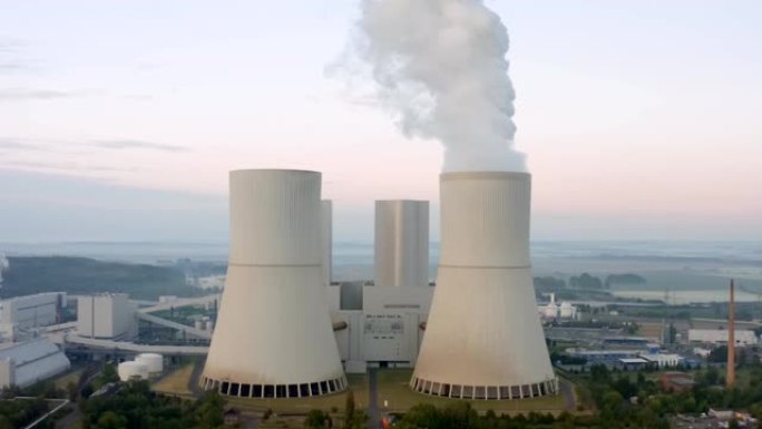 燃煤发电站发电量占世界电力的三分之一以上，但每年造成数十万人早期死亡，主要是空气污染