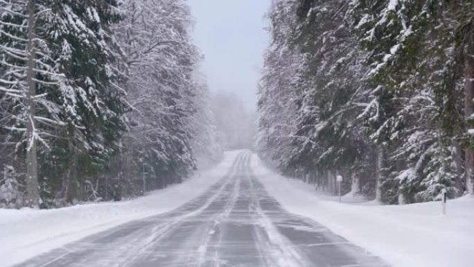 漫漫长路被厚厚的积雪覆盖的景色