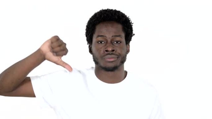 年轻的非洲男子在白色背景上示意拇指朝下