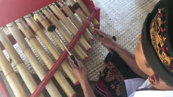 印尼男子演奏传统的甘美兰音乐