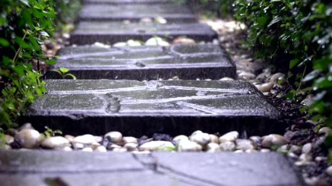 地板上的雨滴自然。