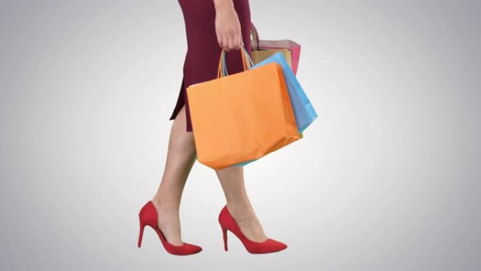 购物女士的腿与购物袋，阿尔法频道