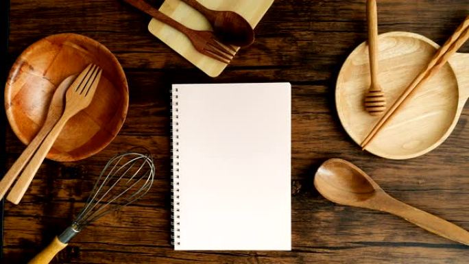 男性手持菜谱烹饪书纸，木桌上有烹饪设备，俯视图和头顶镜头用于空白模板书模型，为烹饪场景概念添加任何文