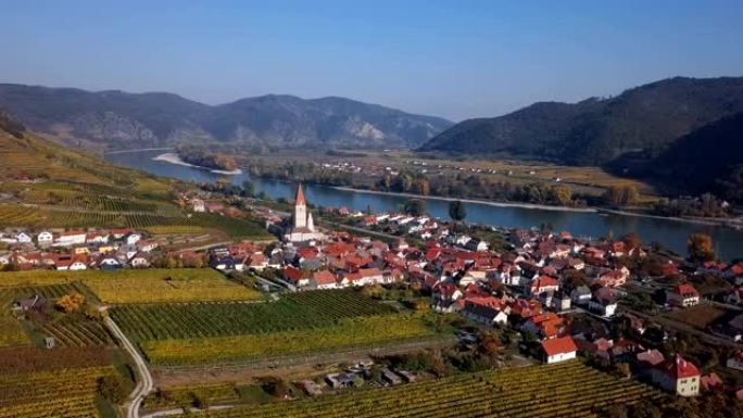 德瓦豪镇和葡萄园魏森基兴的空中全景。奥地利瓦豪山谷