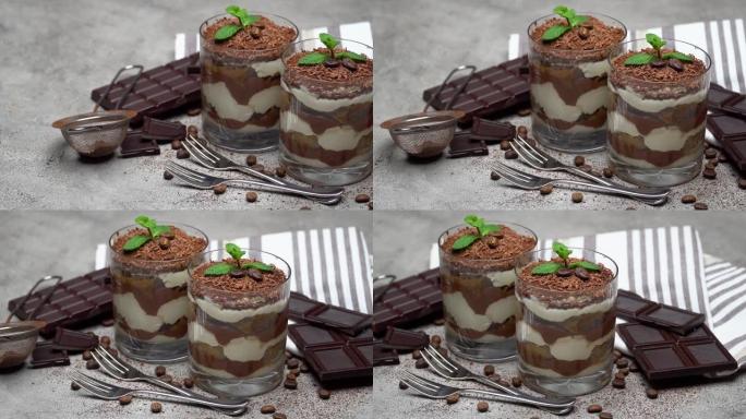 两份经典提拉米苏甜点，玻璃和巧克力棒，混凝土背景