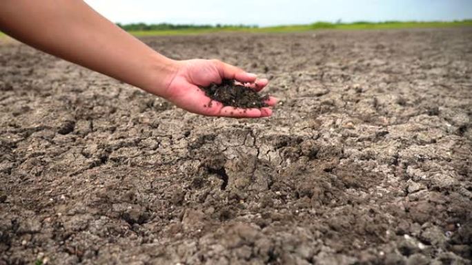 气候变化干旱灾害期间，全球气候变暖拯救世界，现场多利慢动作手浇土干裂土