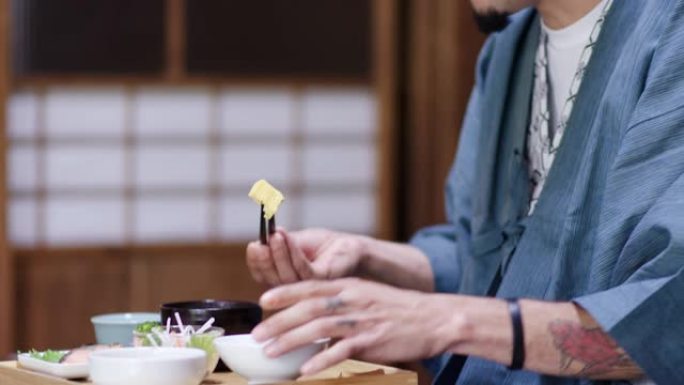 在日式旅馆中吃传统日本午餐的游客特写