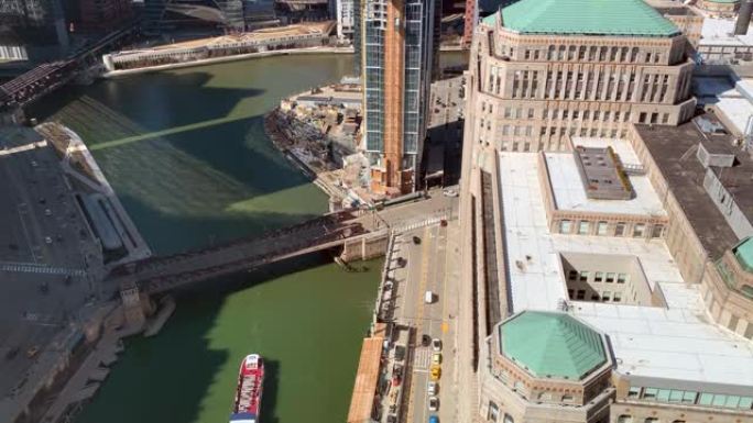 游览船与繁忙的商品市场一起穿越芝加哥河时的鸟瞰图。