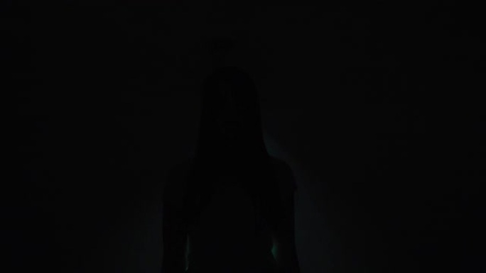 光线投射在女人的轮廓后面