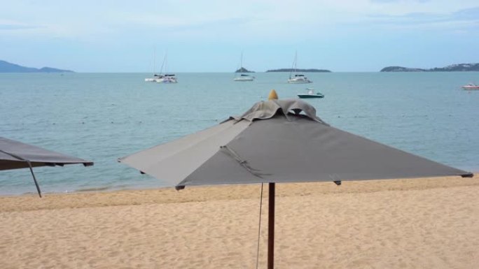 美丽的热带海滩和大海，配有雨伞和椅子休息室，适合度假和旅行